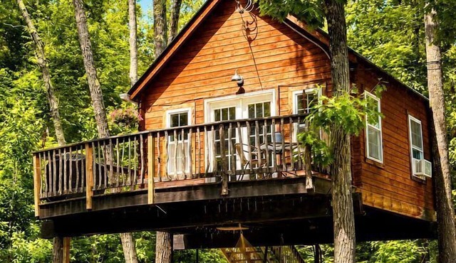 Romantic Treehouse with Forest Trails near White Mountain National Forest, Stoneham, Maine in Stoneham