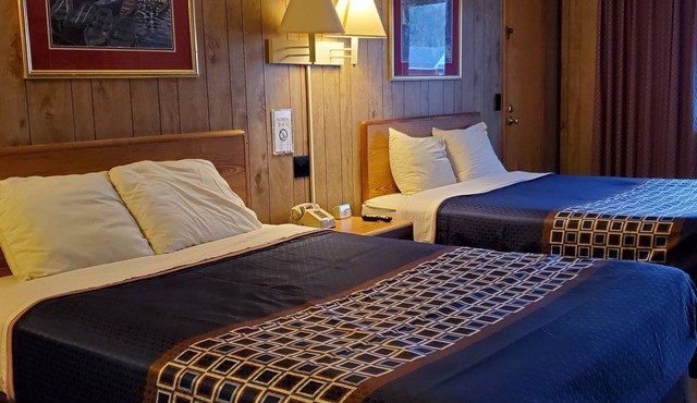 Room with two queen beds