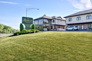 Roosevelt Inn & Suites Lawn View Room