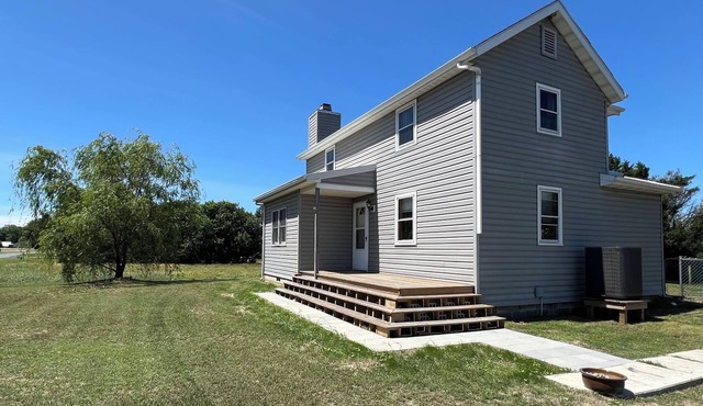 Rustic 3-bedroom farmhouse in fabulous Pittsville, 20 minutes from the beach