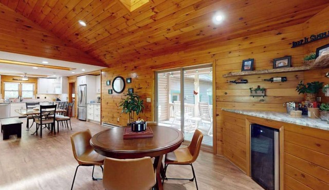 Rustic 3BR Cabin - HOT TUB - McHenry in McHenry