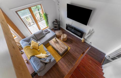 Rustic Chalet Le Cozy hot tub Lakeview - Ski - Tubing- Familizoo - spa - full of near by activities winter in Saint-Calixte