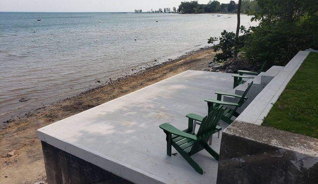 Rustic cottage with private beach and lake access. in Fort Erie