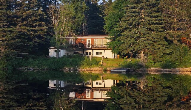 Rustic Lakefront Chalet Sunsets & Mountains in Lantier