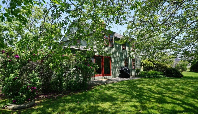 Sakonnet Point water view home with 8 minute walk to idyllic private beach in Little Compton