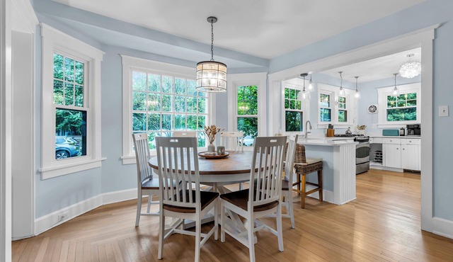 Sea Glass Cottage - Coastal Retreat in Charming Neighborhood. One Block to Town