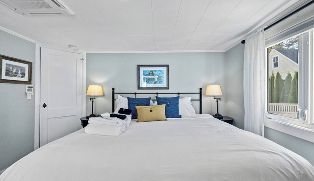 Seabreeze Cottage Coastal Getaway, steps to the beach & close to golf course