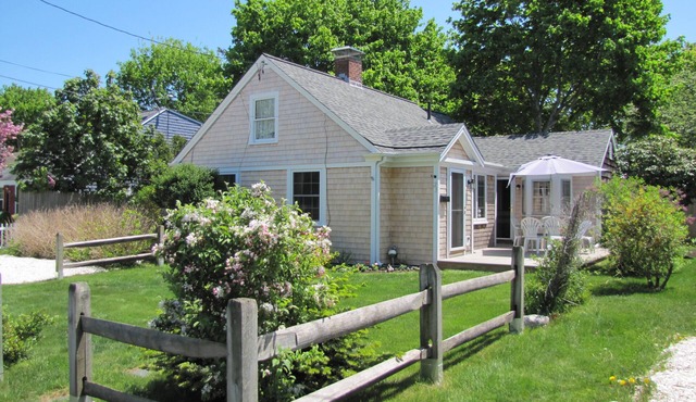 Seaside Cape Cod Escape-Norris Cottages Bungalow: 3 Minutes to the Beach