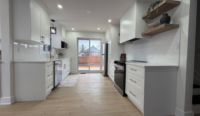 Seaway Valley Retreat Spacious 5-bedroom home that sleeps up to 10 guests.