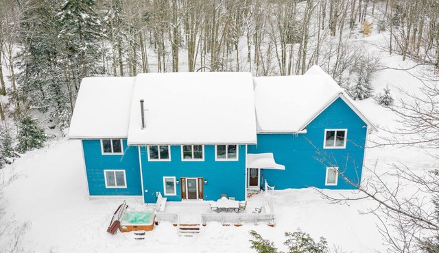 Secluded 5K Sq Ft Retreat: Sauna, Hot Tub & Games
