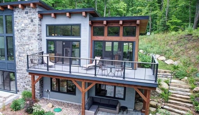 Serene 6-Bedroom Retreat in Tory Hill with Lake Views