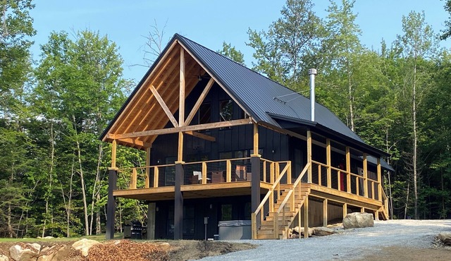 Serene Mountain Chalet Near Swimming Holes, 5BD+Loft, Hot Tub and Mountain Views