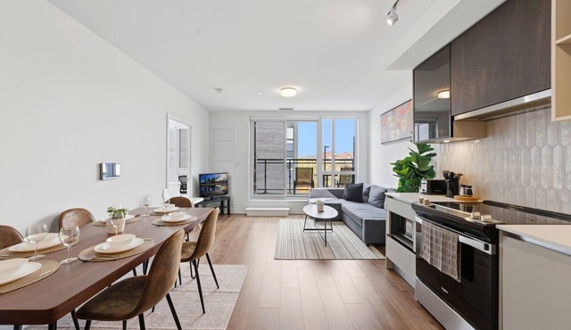 Serene Stays - Oakville (3 Beds, 2 Baths, 1 Parking)