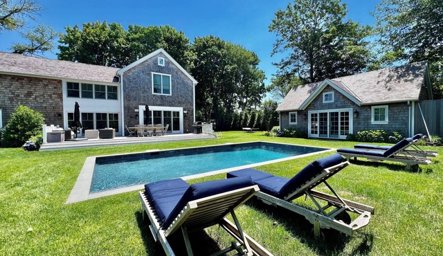 SH Village Luxury with Pool House Spa - Guest Cottage. Walk to Town!