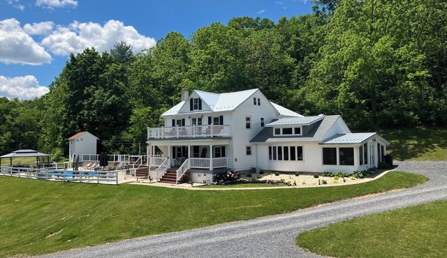 Shadow Ridge Farm & Retreat - Pool, Hot Tub, Pickleball & Pond - sleeps 35 in Three Springs