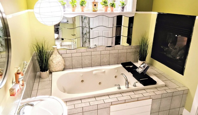 Shoreline home a mile from the beach fun for all seasons.