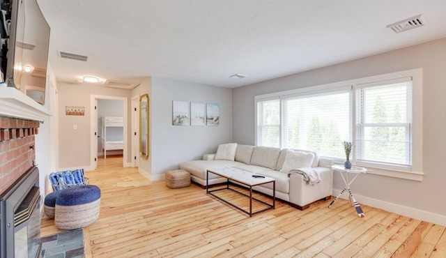 Short walk to ④FOUR beaches & downtown Hyannis * Central AC * Hot Tub!
