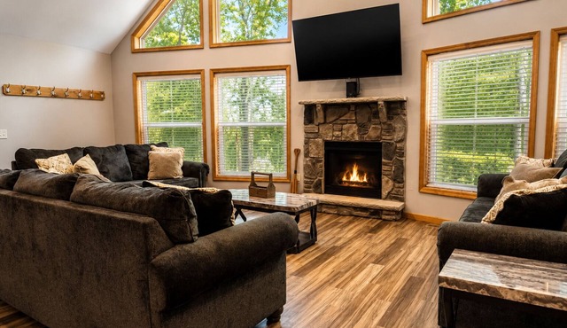 Silver Spring Lodge by PMR, 8BR Lake View, Hot Tub, Game Room, Fire Pit