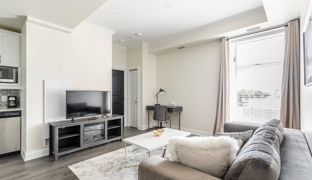 Simply Comfort. Rideau Private Apartment w Kingsize bed. Parking.