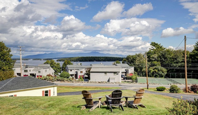 Single-story home overlooking Lake Winnipesaukee with firepit, fireplace & WiFi