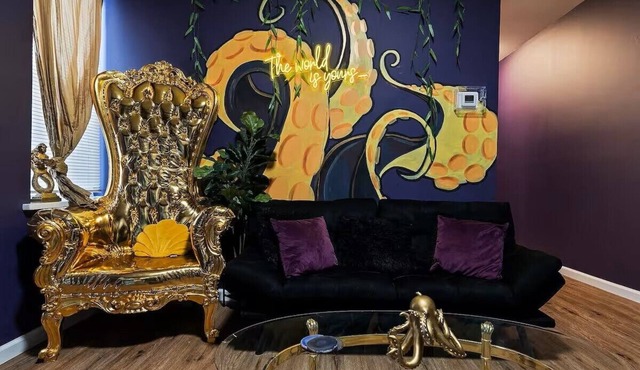 Siren's Cozy Cove w/Adult Playroom in Center CITY