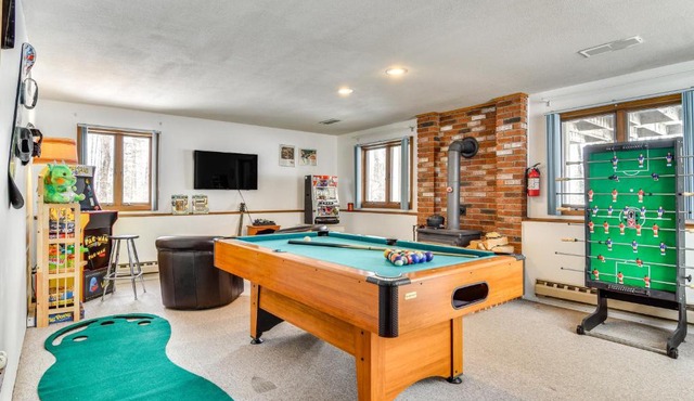 Ski, Game & Grill: Family Retreat in Glen
