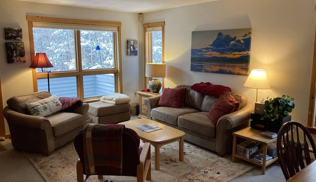 Ski In/Out Snowbrook Condo w/pool & hot tub. Sleeps 8. Adjacent to ski lift!