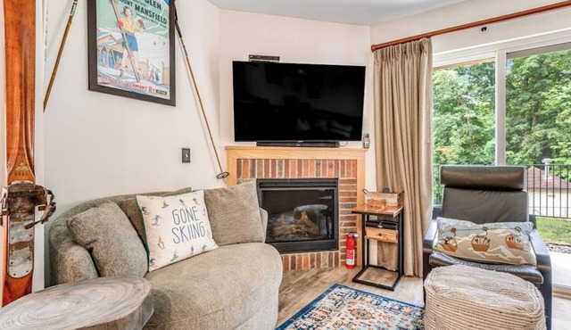 Ski-In/Ski-Out Condo with Fireplace, Fast WiFi, Washer/Dryer & Seasonal Pool