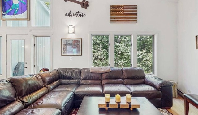 Ski-in/ski-out townhouse w/trail access, fireplace, balcony, pool, hot tub