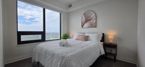 Sky High Luxe Stay 2BR-2BA Near Square One With Lake View, Gym, Pool & Parking