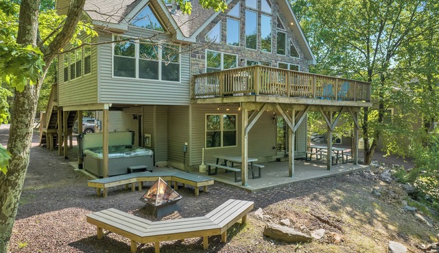 Sleeps 20, Lake Harmony -Hot Tub, Fire Pit, Games - Views -Super Spacious