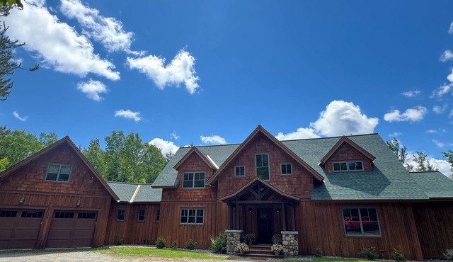 Sleeps 20! Minutes to Main St & Lakes HotTub PoolTable Pingpong FirePit AC