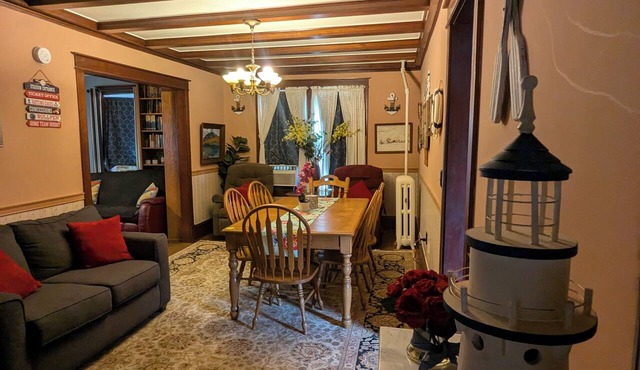 Sleeps 20! Spacious! spotless! Just 1 minute to CDP, Near restaurants and shops!