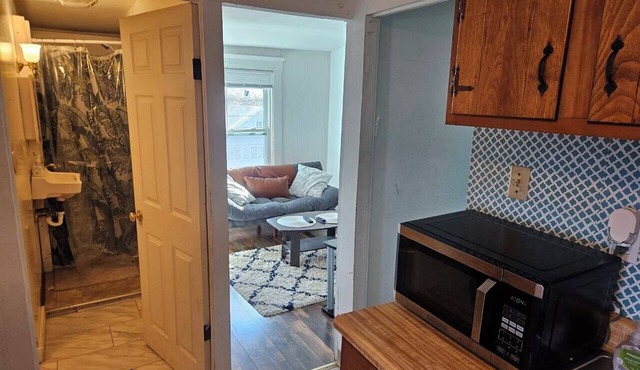 Small Eastwood 1 bedroom apartment with WiFi, parking, and AC on the 3rd floor