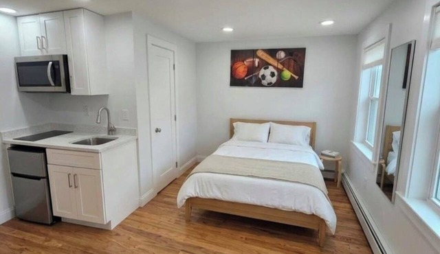 ~Small Studio - Close to JFK - Steps to Subways~