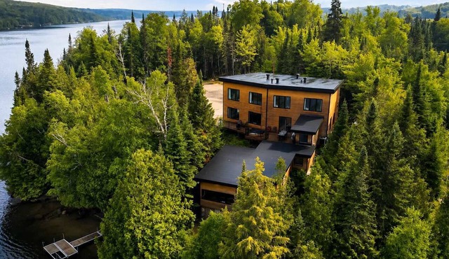 Spa & Private Beach - The Lazy Bear Lake House in La Minerve