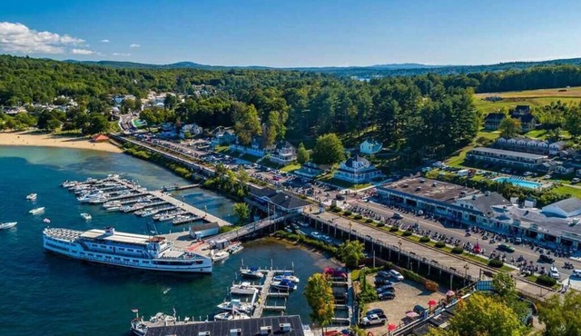 Spacious 2 Bdrm Condo Walking distance to Weirs Beach!