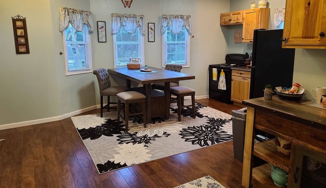 Spacious 2 Bedroom Loft w/ Full Kitchen & Full Bath