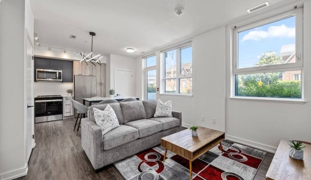 Spacious 2BR + Den Getaway | Free Parking in Toronto