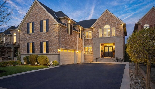 Spacious 2BR+Den Retreat + Fireplace + 10ft Ceiling in Brampton