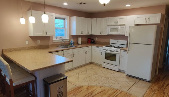 Spacious 3 bedroom-2bathroom apt: 30 min from NYC