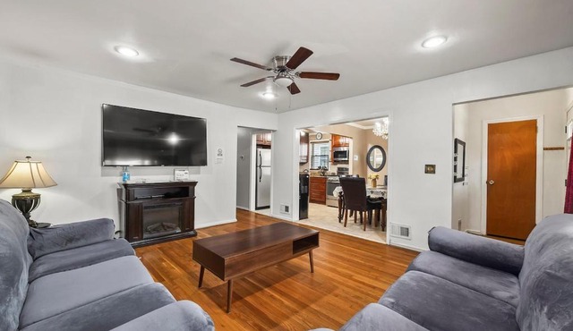 Spacious 3BDR, Front Porch, 2 FREE Parking Space, 8min to Train Station, 30 mins to NYC, Near EWR