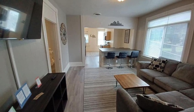 Spacious 3BR South Side Retreat - Free Parking - Sleeps 6 in Pittsburgh