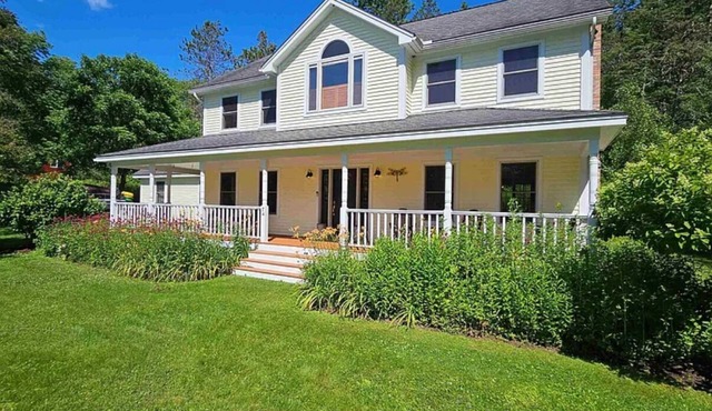 Spacious 4 bed 2.5 bath Modern Colonial in Waterbury Center