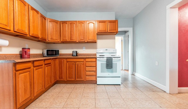 Spacious 4-bedroom apartment close to UMass Medical and St. Vincent Hospital