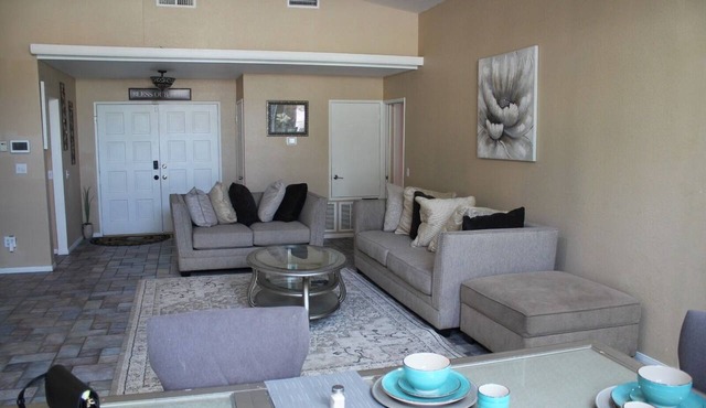 Spacious 4-bedroom pool house in fabulous Lancaster with AC