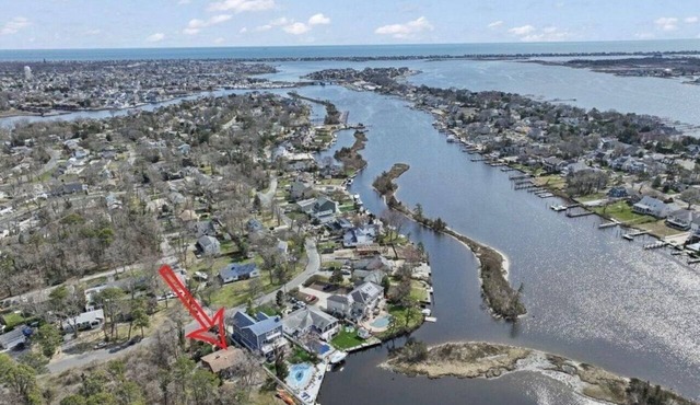 Spacious 4BR Lagoon Cottage King Bed Hot Tub Game Room Gym Kayaks Large Yard