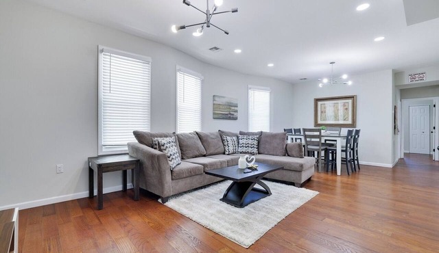Spacious 4BR Newark Home – Family and Comfort