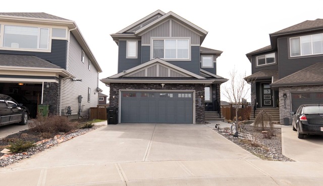 Spacious 5-Bed Retreat Family-Ready Sleeps 12 in Edmonton