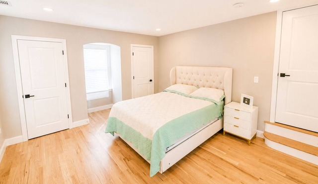 Spacious 5-bedroom house in charming City of Orange with AC